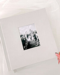 Photo camée sur la couverture de l'album photo de mariage
