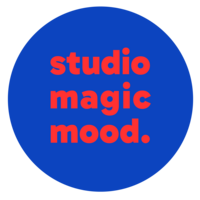 studio magic mood | Logo: blauer kreis mit roter Schrift