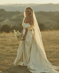 u8487914977_photo_of_in_her_wedding_dress_holding_flowers_and_7ab66994-6e44-4602-90c0-965116ab6a9e_3