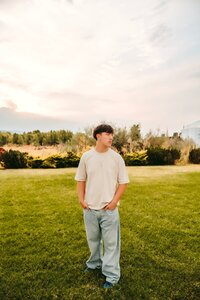 Senior Photo with Tree Background | Photography by Jocelyn