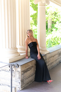 senior portrait on the porch with big pillars