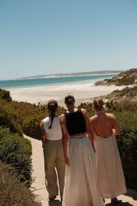 sfeervolle foto van vriendinnen op het strand in kaapstad