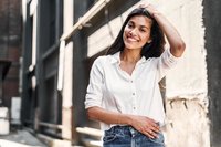 smiling-woman-poses_925x