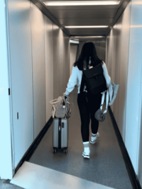 photo de Olivia Querlioz dans un aéroport