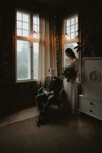 Följ Emma och Lukas bröllop på Piltens Lada i Varberg, se deras episka första dans i strålkastarljuset och hör dem finaste talen i min portfolio