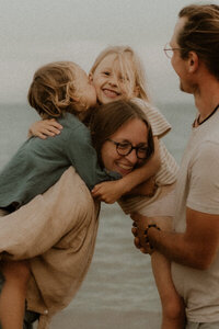 portrait de famille naturel en seance photo lifestyle