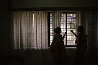 Vrouwen voor een raam in Azië