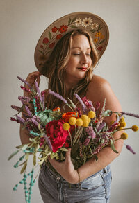 Kayla Pontier with a bouquet of colorful flowers.