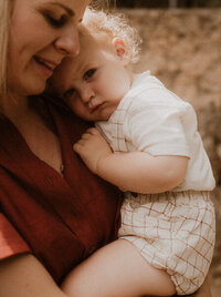 photo bebe blotti dans les bras de sa maman jardin serre de la madone menton