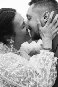 Portrait sensible de deux mariées lors de la séance couple d'un mariage civil lgbtqia+ et éco-responsable à Le Grand-Lemps en Isère