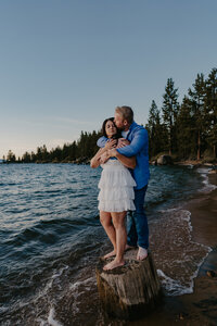 Smooch on the Stump | Tori Stanton Photo