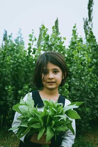 Bilingual Spanish-English early childhood education program in East Dallas with children learning outdoors surrounded by nature and plants in Dallas, TX.