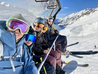 Genieten van de besneeuwde bergtoppen in Sankt Anton am Arlberg.