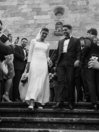 una novia con su velo tapando su cabeza el día de su boda en Galicia