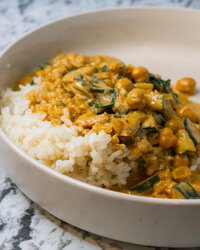 vegan chickpea curry with zuchinni and kale