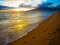 15731200_kihei-sunset-and-beach-footprints