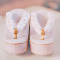 Tall embroidered zori sandals for Japanese bridal kimono | 和婚 白無垢用 高級草履