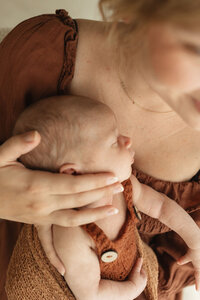 Newborn fotografie in daglicht studio door Maud van den Heuvel Photography