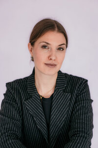 Headshot of a business woman. Portrait Photographer Karin Busch L.A.