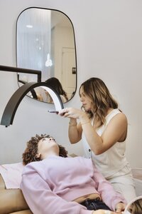 lash expert applying lash extensions in Austin