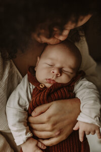 Moeder en pasgeboren baby tijdens lifestyle fotografie fotoshoot in Enkhuizen