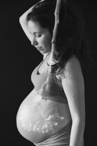 photo en double exposition d'une femme enceinte pendant son shooting grossesse à la tour du pin. Image réalisée par studio sensigraphie photographe grossesse la tour du pin