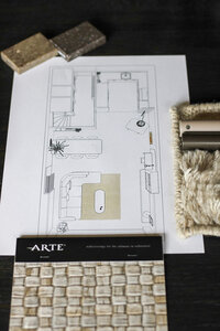 Gedetailleerde plattegrond van een interieurontwerp, omringd door textiel- en materiaalstalen voor een volledig afgestemd ontwerp.