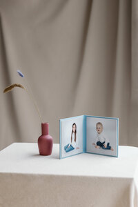 Håndlaget folio. Fin måte å vise frem 2 bilder på. Plasseres stående på en hylle eller benk.