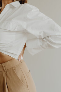kaboompics_white-shirt-27502