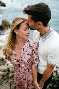 couple-kissing-at-engagement-shoot-in-cap-d'antibes-french-riviera