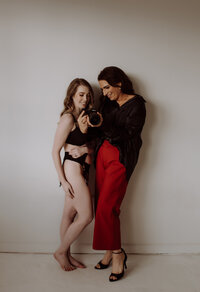 Boudoir Photography, Alyssa showing model the back of her camera