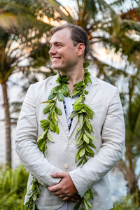Groom maile leis by Hawaii Adventure Portraits, team of kona hawaii wedding photographers
