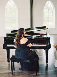 Mikaela Kahn live wedding vocalist playing a piano