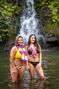 Custom lei for hawaii senior portraits by Hawaii adventure portraits