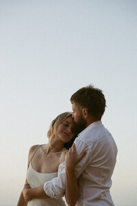 couple kissing on melbourne beach