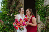 Photographe mariage Grenoble Mariage coloré au château d'Ander-et-Condon à côté de Belley dans l'Ain