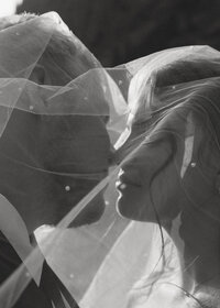 couple-kissing-under-veil-001