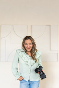 Juliette Laurant lachend met camera