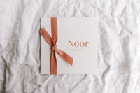 Minimalistisch lichtblauw geboortekaartje met koperfolie