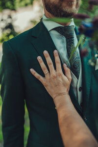 Laat ons de prachtige details vastleggen die jullie dag uniek maken, van de fijnste decoraties tot de bijzondere accessoires.