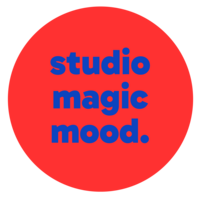 studio magic mood | Logo: roter Kreis mit blauer Schrift