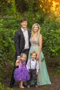 Family at Historic Oakview Park enjoying their family photography by Susan VanNess photography
