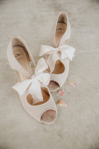 Brides tie up shoes 