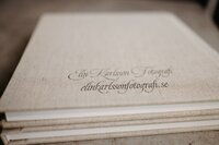 Fotoalbum i linne omslag med texten, Elin Karlsson Fotografi tryckt.