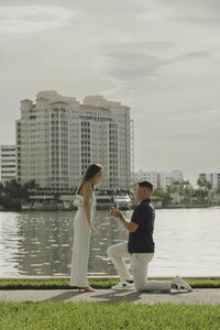 man proposes to his girlfriend in south florida