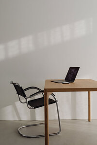 kaboompics_wooden-desk-laptop-home-office-minimalist-warm-minimal-28782