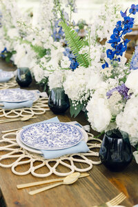 blue-white-wedding-tablescape-seventhandanderson