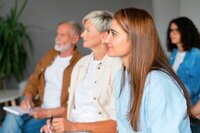 un groupe d'hommes et femmes écoutent des explications juridiques 