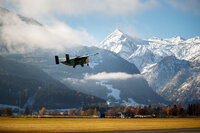 Die Pink Skyvan startet in Zell am See. Im Hintergrund ist das verschneite Kitzsteinhorn zu sehen