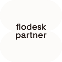 a half circle logo with the words Flodesk Partner in the middle
